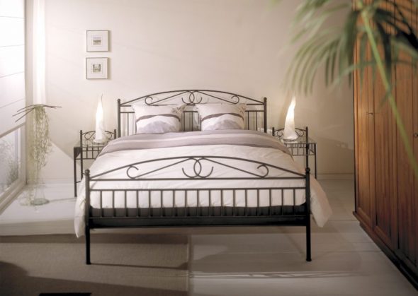 Втиснуть в интерьер спальной в классическом стиле кованые кровати