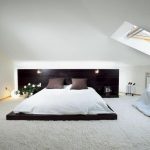 белая спальня с кроватью на полу