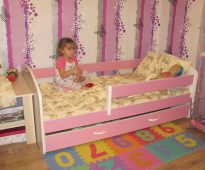 детская кроватка розового цвета