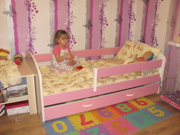 детская кроватка розового цвета