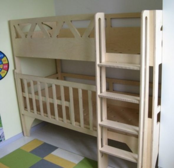 Двухэтажная кровать для детей с бортиками