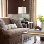 коричневый диван в светлой гостиной