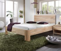 кровать из дерева в спальне