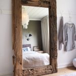 зеркало в спальне в деревянной раме