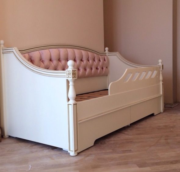 Диван-кровать для девочки в классическом стиле