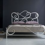 Дизайн спальни с кованной кроватью Ксения