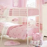Двухъярусная кровать для девочек в розовой комнате