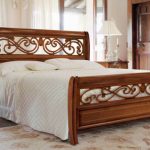 Элитная итальянская кровать из массива дерева