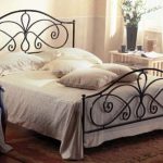Кованная кровать добавит романтичности и красит спальню в стиле прованс