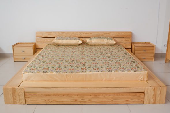  Кровать из массива сосны