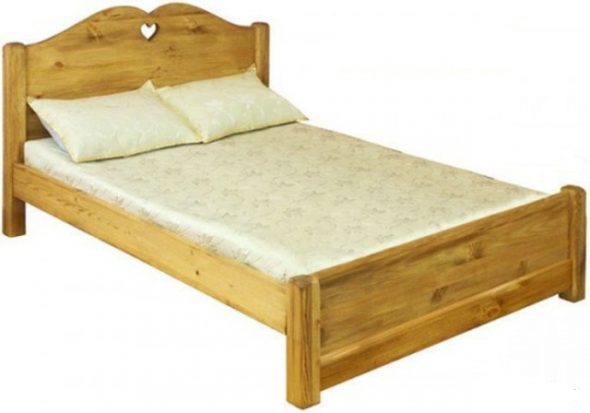 Кровать из массива сосны— фотография