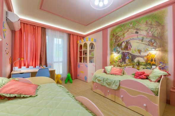 Кровать с выдвижными ящиками в детской комнате