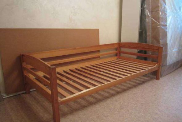 Односпальная кровать из массива сосны