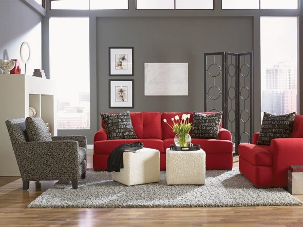 Прямой красный диван в интерьере с двумя креслами