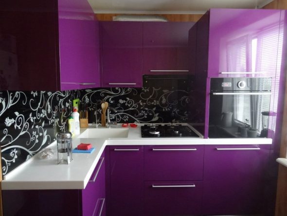 угловая кухня черно фиолетовая