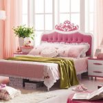 Розовая кровать в спальне для девочки фото