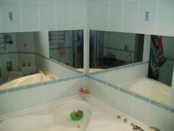 Установка зеркала в ванной