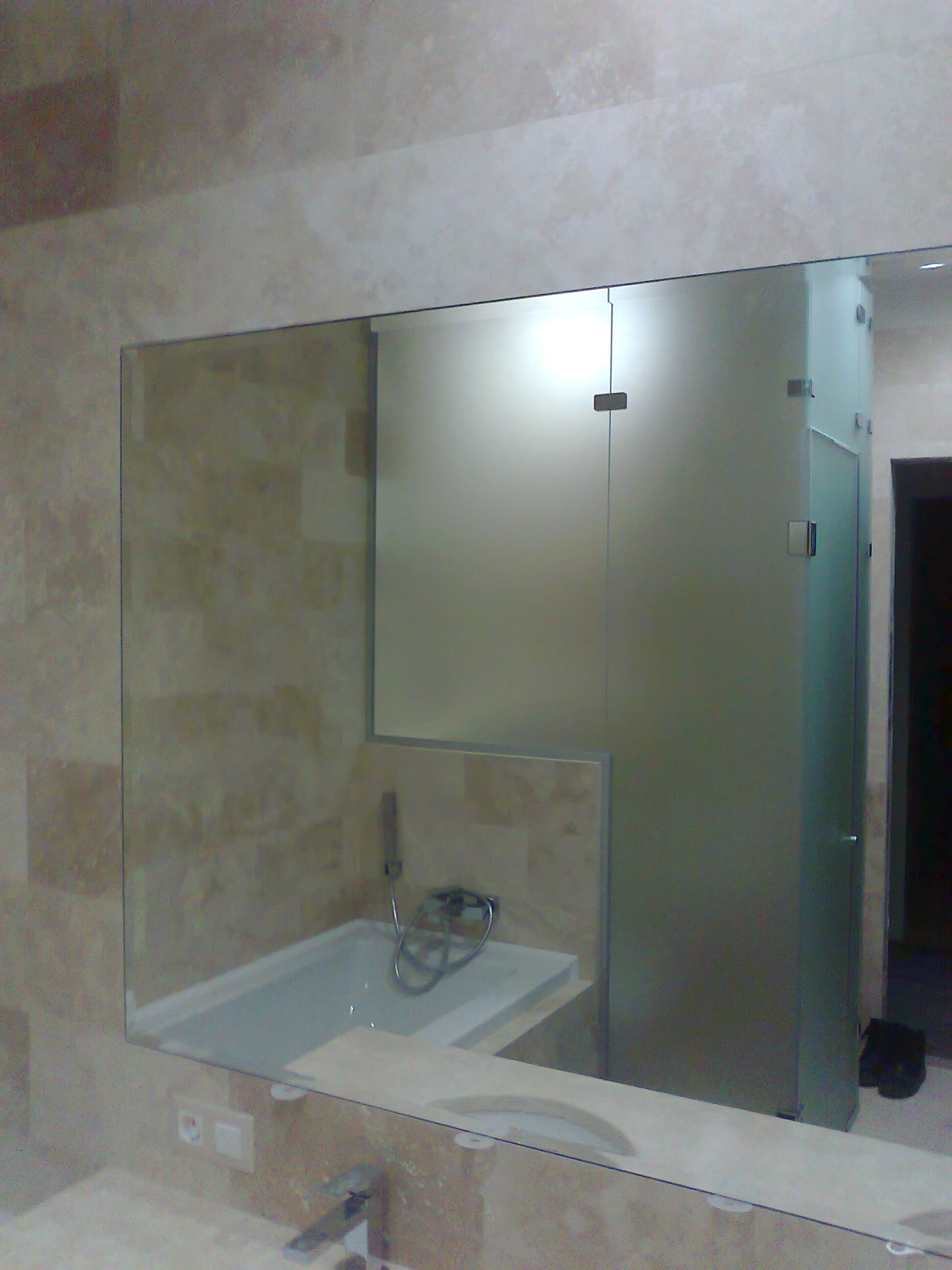 Встроенное зеркало в ванную комнату