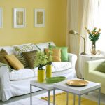 Желтые стены и белый диван