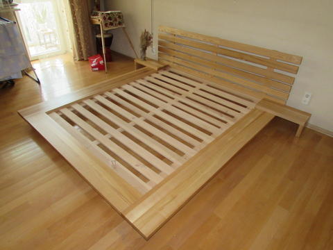 Кровать из ветвей дерева