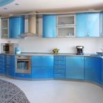 угловая кухня голубого цвета