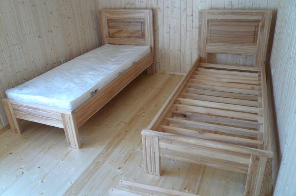 односпальные кровати из сосны для загородного дома