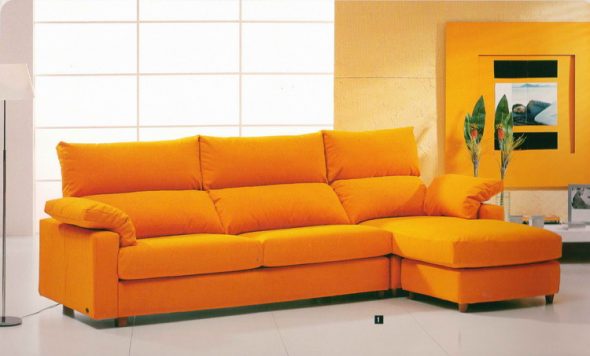 оранжевый диван выглядит ярко