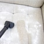 почистить светлый диван от запахов