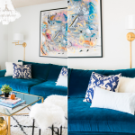 синий диван и светлые подушки