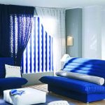 синий диван в дизайне комнаты