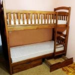 установка двухъярусных кроватей в комнатах для детей