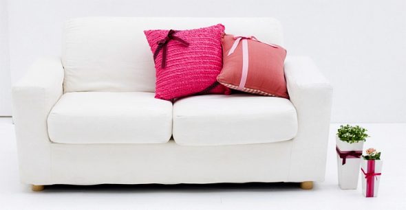 Чем чистить кресла и диваны в домашних условиях