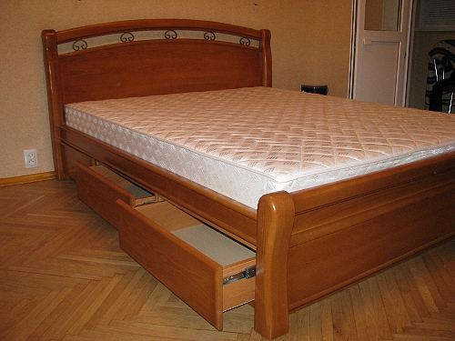 Двуспальная кровать с ящиками на направляющих
