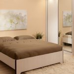 Кровать без изголовья в дизайне спальни