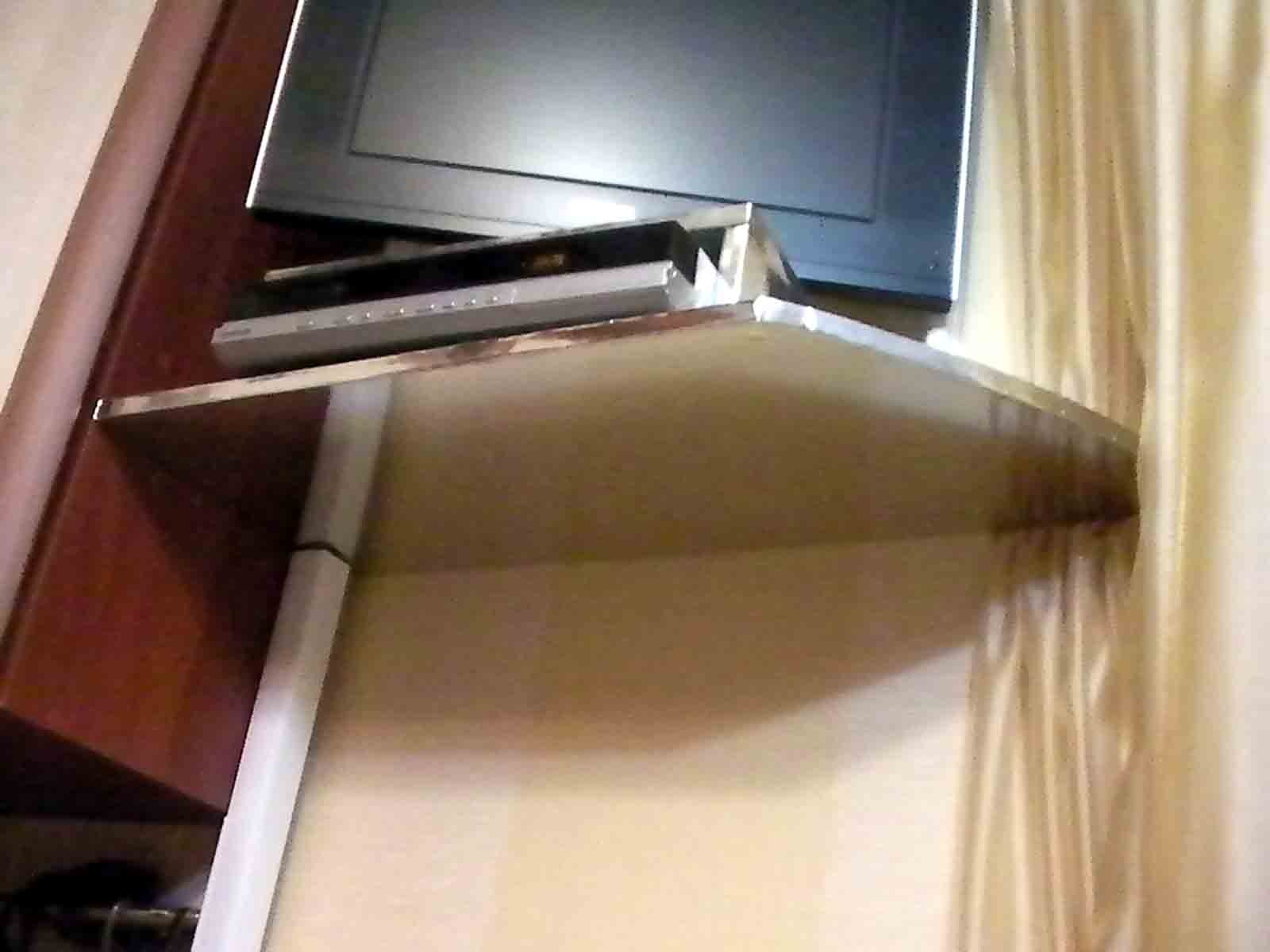 Угловая полочка на кухню под телевизор