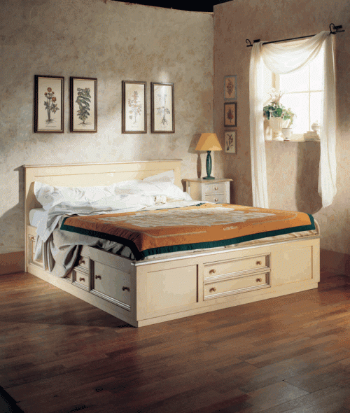 Высокая деревянная кровать