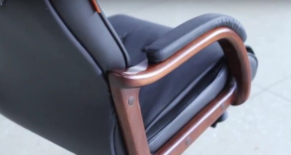черное офисное кресло