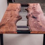 деревянный стол река