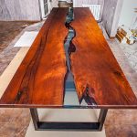 деревянный стол из спилов дерева