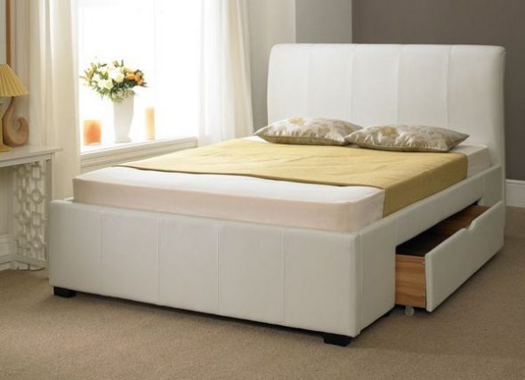 двуспальная кровать с выдвижными ящиками в интерьере