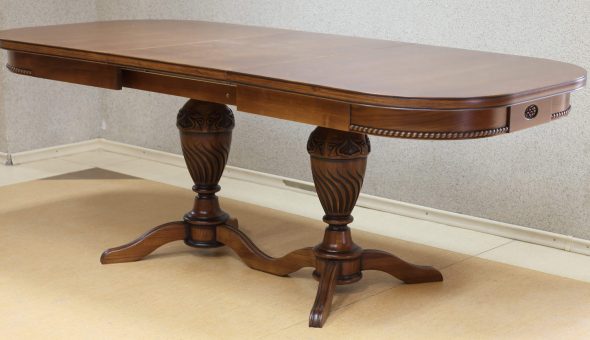 овальный деревянный стол