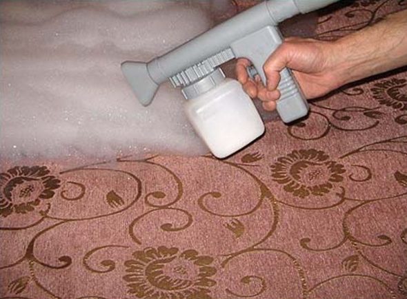 почистить мягкую мебель в домашних условиях от запаха