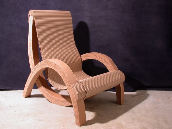 Фигурное кресло из картона