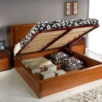 Изящная кровать с вместительным коробом для белья и подъемным механизмом