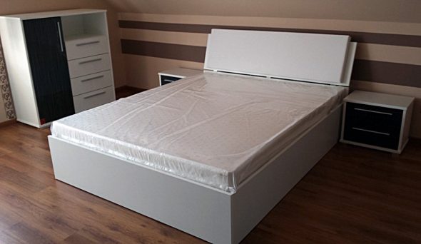 Кровать из белого ДСП