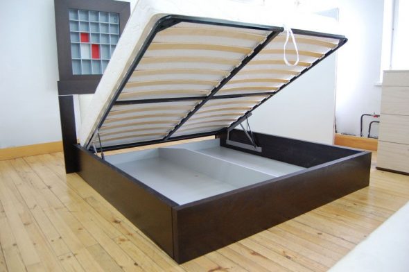 Кровать с подъемным механизмом для спальни