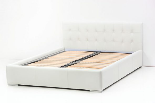 В большинстве кроватей толщина ламелей равняется 8 см и расчитана до 120 кг веса на одно