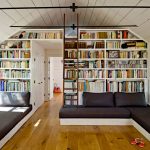 Большой книжный шкаф в комнате для приема гостей и отдыха