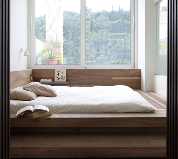 Деревянная кровать-подиум у окна