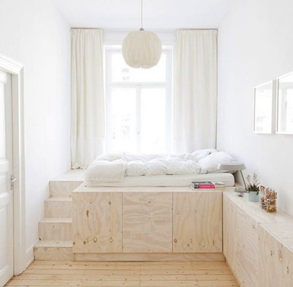 Деревянная кровать-подиум в маленькой спальне